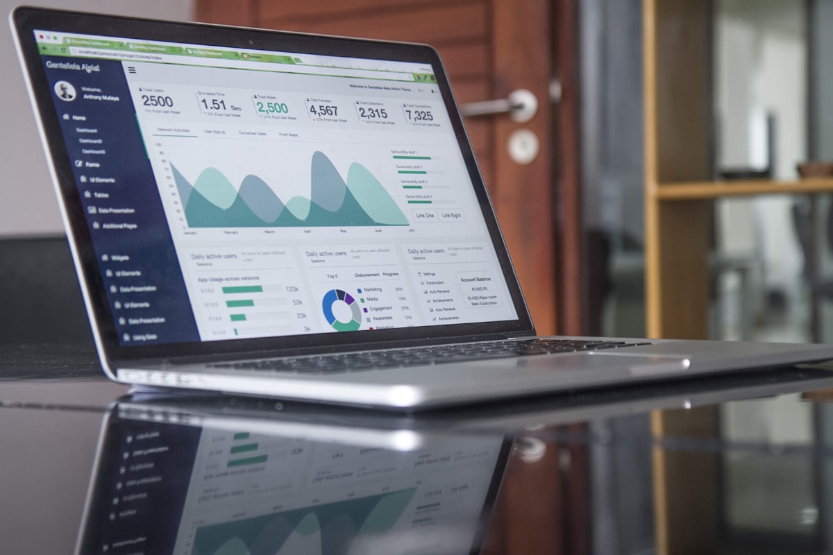 Análisis de indicadores y documentación empresarial en una sesión de consultoría
