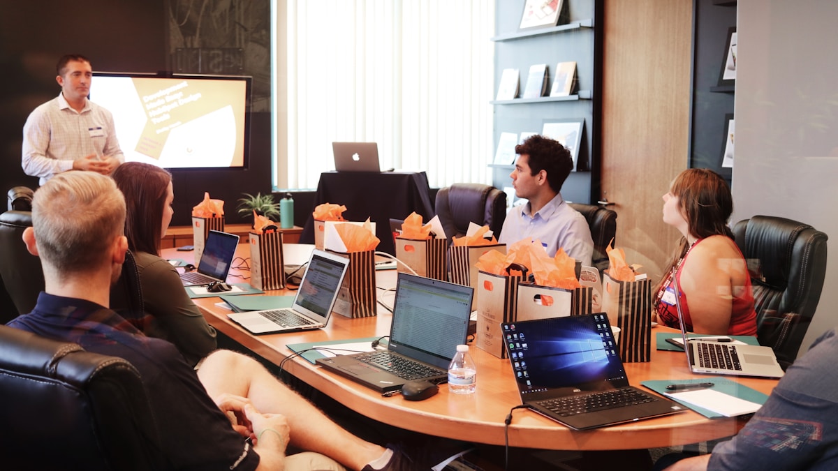 Consultores en reunión de estrategia con directivos de una pyme argentina