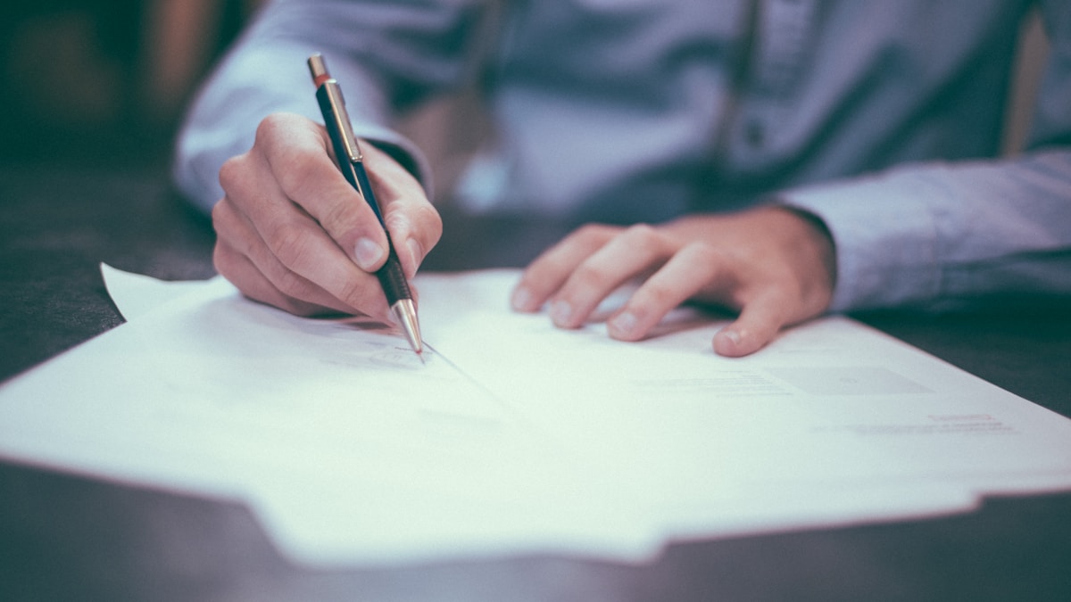 Documentos, planillas y materiales de consultoría sobre un escritorio de trabajo