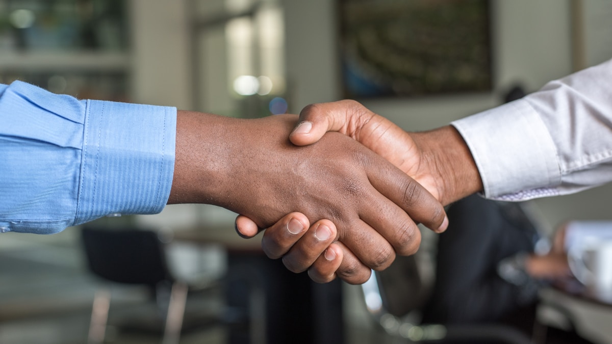Emprendedores y dueños de pymes en conversación con consultores